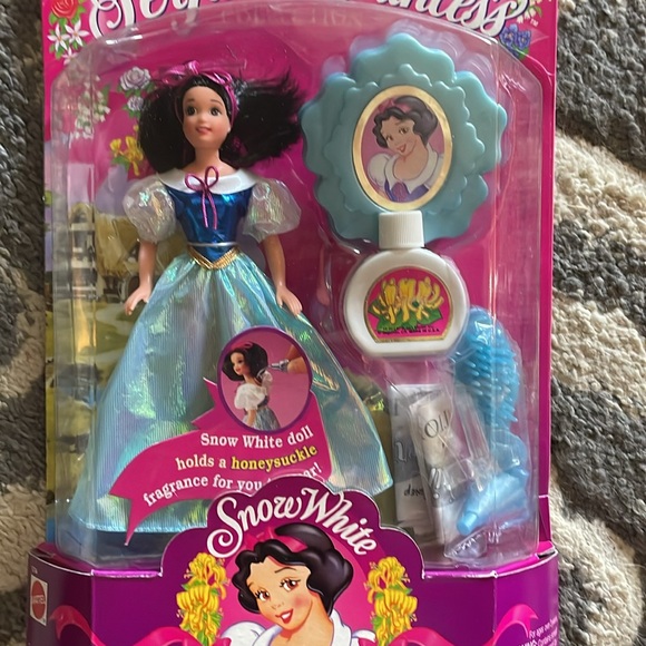 v i n t a g e ::
 Perfume Princess Snow White Doll 1994 - Picture 3 of 4